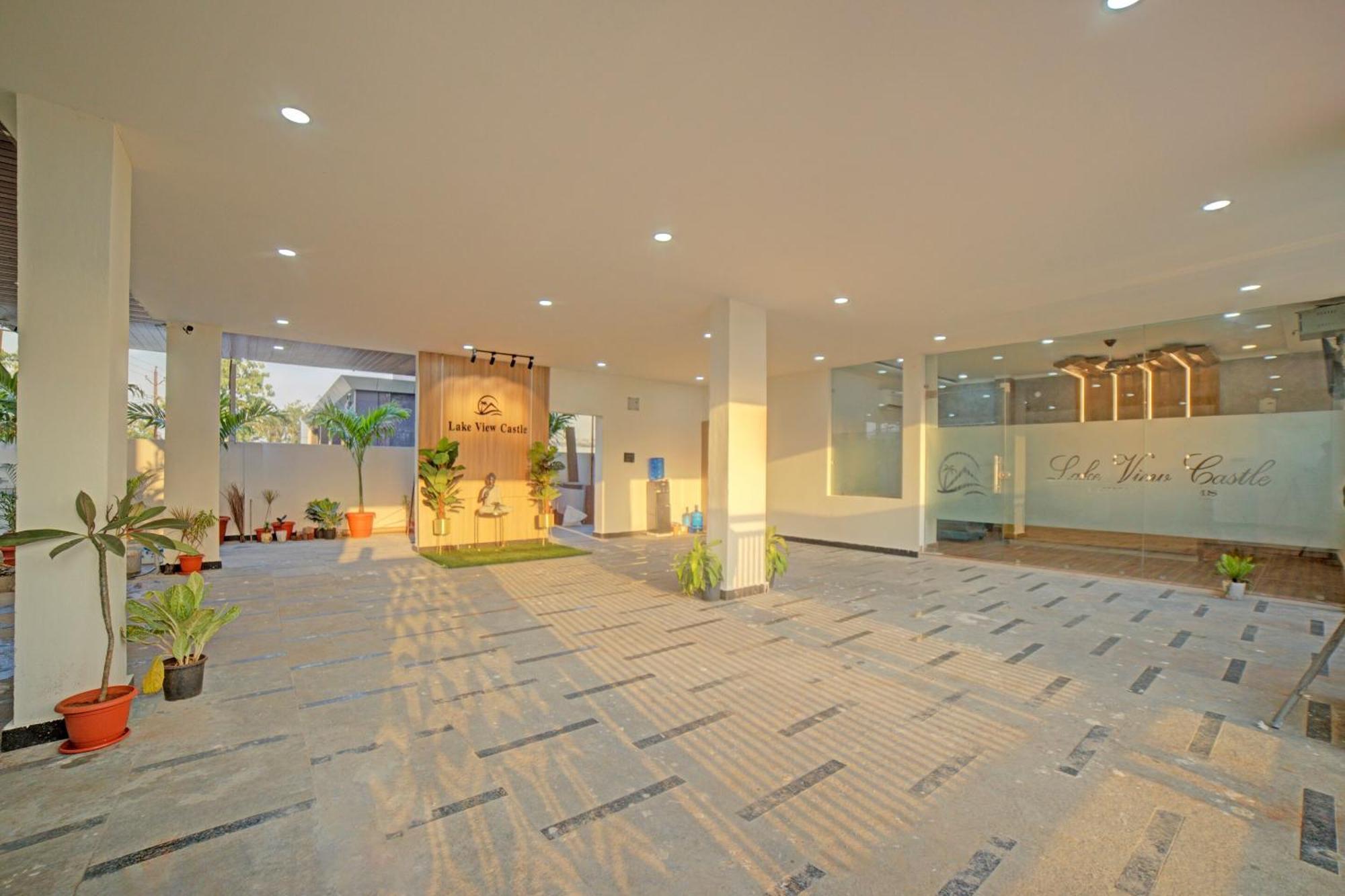 מלון וורנגל Collection O Lakeview Castle מראה חיצוני תמונה